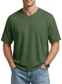 Détail d'un t-shirt homme vert olive en maille gaufrée avec col en V et manches raglan. - S / Hauts / Vert Militaire
