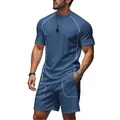 Vista dettagliata del completo sportivo blu da uomo con cuciture bianche a contrasto - Blu jeans