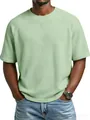 Detalle de la camiseta raglán para hombre de punto gofrado en verde pálido con textura. - Verde claro