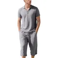 Détail de l'ensemble polo et pantalon court en lin gris pour homme, style décontracté. - Gris