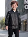 Detailaufnahme einer stylischen schwarzen PU-Leder-Baseballjacke für Jungen mit Reißverschluss - Oberteile / Schwarz / 100cm