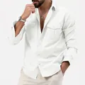 Dettaglio di camicia da lavoro bianca da uomo con due tasche sul petto e vestibilità ampia - Taglia S / Top / Bianco
