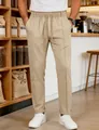 Photo lifestyle de pantalon décontracté kaki pour homme avec cordon de serrage à la taille - S / Bas / Kaki