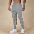Pantalones de chándal grises ajustados para hombre con cintura elástica. - S / Gris claro