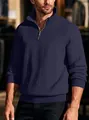 Primo piano del maglione blu scuro da uomo con mezza zip e raffinata trama a treccia. - Taglia S / Top / Blu navy