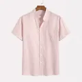 Camisa de manga corta a rayas rosas para hombre con cuello mao, estilo relajado - S / Tops / Rojo