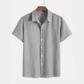 Primer plano de una camisa de rayas verticales de manga corta con cuello clásico. - S / Tops / Negro
