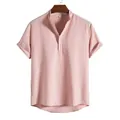 Dettaglio di una camicia casual da uomo a righe rosa con colletto henley alla moda - Taglia S / Top / Rosa