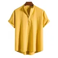 Vista dettagliata di una camicia a maniche corte da uomo a righe gialle con colletto henley. - Taglia S / Top / Giallo