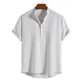 Dettaglio di una camicia a righe da uomo a maniche corte con un classico colletto stile henley - Taglia S / Top / Bianco