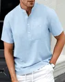 Vista detallada de una camisa Henley azul claro para hombre con cuello mao y bolsillo frontal - S / Tops / Azul claro