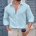 Camisa de rayas azul claro para hombre en seersucker con manga larga y cuello solapa - S / Tops / Azul claro