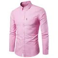 Vista frontal de una camisa Oxford rosa de manga larga para hombre, corte entallado - Rosa