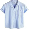 Detalle de camisa de manga corta de seersucker a rayas azules con cuello cubano y bolsillo - M / Tops / Azul claro