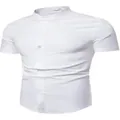 Detalle que muestra el cuello mandarín y el cierre de botones de una camisa blanca de hombre - S / Tops / Blanco
