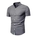 Detalle de una camisa gris de manga corta para hombre con cuello mao y botones blancos - S / Tops / Gris