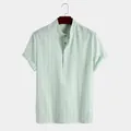 Camisa de manga corta de rayas verticales verde claro para hombre con cuello henley clásico - S / Tops / Verde