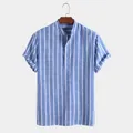Camisa de hombre de manga corta con rayas verticales azules y blancas para verano - S / Tops / Azul