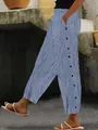 Vista detallada de los pantalones cortos a rayas de cintura alta con botones. - Azul zafiro