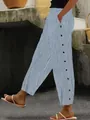 Vista detallada del pantalón casual de rayas azules para mujer con botones laterales - Azul claro