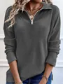 Detalle de jersey de punto acanalado gris marengo con cuello de cremallera metálica. - Gris oscuro
