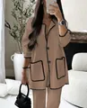 Vista detallada del conjunto de salón caqui para mujer con ribete festoneado - XS / Top Y Pantalón / Camel