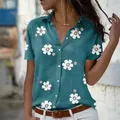 Nahaufnahme eines legeren blaugrünen Hemdes mit Blumenmuster und Reverskragen. - S / Oberteile / T-Shirts / Grün