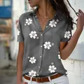 Modisches graues Kurzarmhemd mit Knopfleiste und weiß-rosa Blumenprint-Details. - S / Oberteile / T-Shirts / Grau