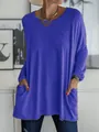 Détail d'un t-shirt violet ample à manches longues avec poches latérales pour le quotidien - Bleu