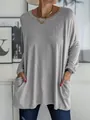 Dettaglio maglietta grigia a maniche lunghe da donna con comode tasche laterali. - Taglia S / Top / Grigio