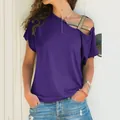 Detailseitenansicht des lila asymmetrischen T-Shirts mit goldenen Kreuzträgern - S / Oberteile / Lila