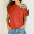 Stilvolles Damen Casual Off-Shoulder T-Shirt mit glitzerndem Kreuzgurt-Detail. - S / Oberteile / Orangerot