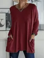 Vue de face d'un t-shirt bordeaux à manches longues pour femmes avec coupe ample et poches - Bordeaux