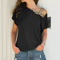 Schickes schwarzes schulterfreies T-Shirt für Damen mit goldenen Glitzer-Kreuzgurten. - S / Oberteile / Schwarz