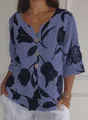 Gros plan sur une blouse en coton lin lavande avec imprimés floraux noirs et boutons - S / Hauts / Bleu Violet
