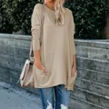 Détail d'un t-shirt à manches longues kaki surdimensionné pour femme avec poches latérales - Kaki