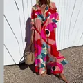 Volledig lichaamsdetail van het levendige bloemenpatroon op een oversized maxi-jurk - Rood en Roze Abstract Bloemenprint