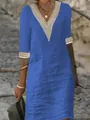 Dettaglio di un abito blu casual con scollo a V ed elegante bordo in pizzo bianco. - Blu