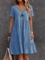 Détail d'une robe d'été bleu clair à plusieurs volants avec col en U et manches courtes. - S / Bas / Bleu clair