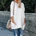 T-shirt à manches longues blanc cassé surdimensionné avec col rond et poches avant pour femmes - Blanc