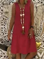 Gros plan d'une robe rouge sans manches à col en V avec un collier étoile bohème chic - M / Bas / Bordeaux