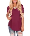 Nahaufnahme eines weinroten Damen-T-Shirts mit V-Ausschnitt und lockerer Passform - Burgunderrot