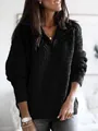 Detailansicht eines schwarzen Damen-Strickpullovers mit modischem halbem Reißverschluss - S / Oberteile / Schwarz
