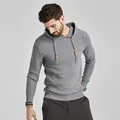 Dettaglio ravvicinato di un maglione grigio con cappuccio da uomo in maglia jacquard fine - Grigio
