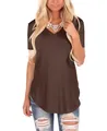 Detailansicht eines braunen Damen-T-Shirts mit V-Ausschnitt und entspannter Passform - Braun