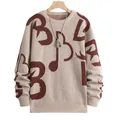 Primo piano del maglione in maglia da uomo con motivo lettera B e nota musicale - Cachi