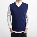 Gilet in maglia da uomo con scollo a V, blu navy, abbinato a una camicia bianca classica - Taglia M / Top / Blu scuro