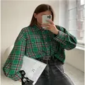 Chemise rétro à carreaux verts pour femmes avec manches longues et poches de poitrine - S / Hauts / Rose & Vert