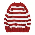 Lockere rot-weiß gestreifte Strickpullover mit Rundhalsausschnitt und Rissdetails - Rot und Weiß Gestreift