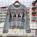 Gedetailleerd overzicht van een witte gebreide kersttrui met rendier- en hartpatronen - S / Tops / Wit